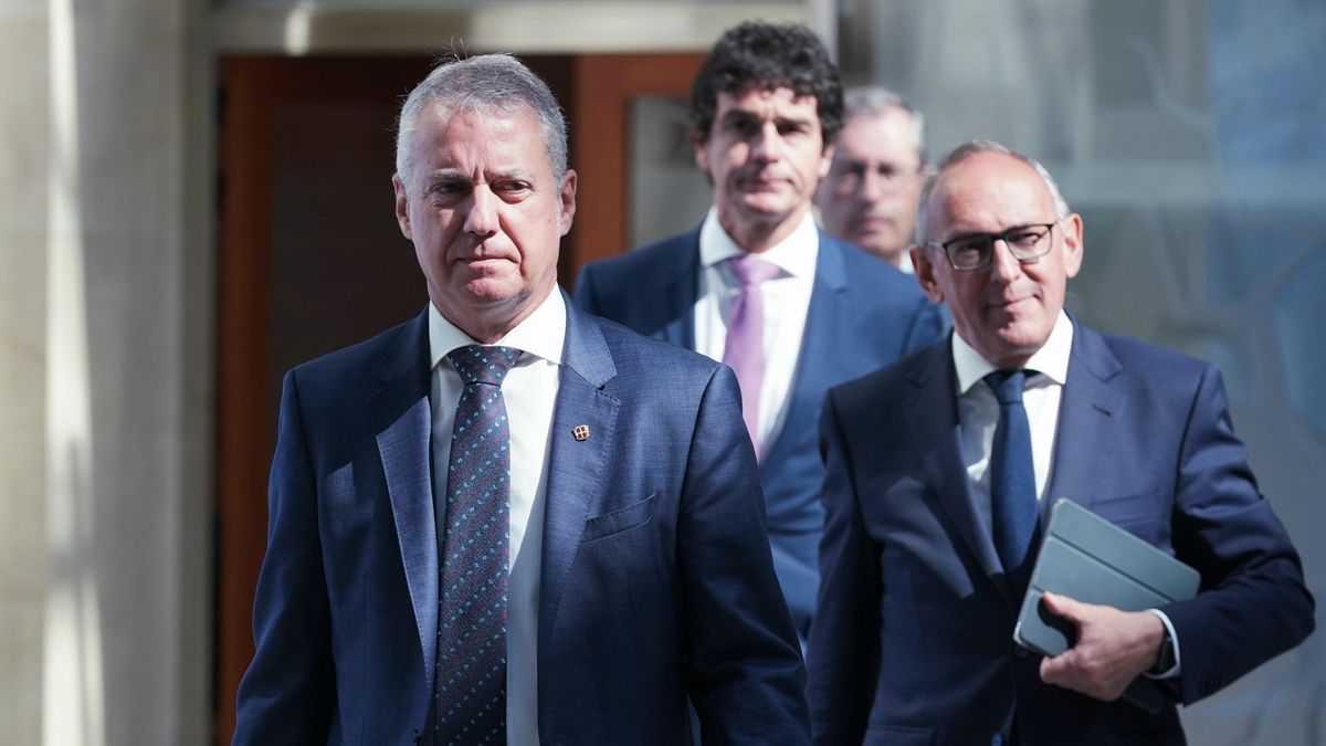 El lehendakari, Iñigo Urkullu, con los diputados generales de Álava, Ramiro González; de Bizkaia, Unai Rementeria; y de Gipuzkoa, Markel Olano.