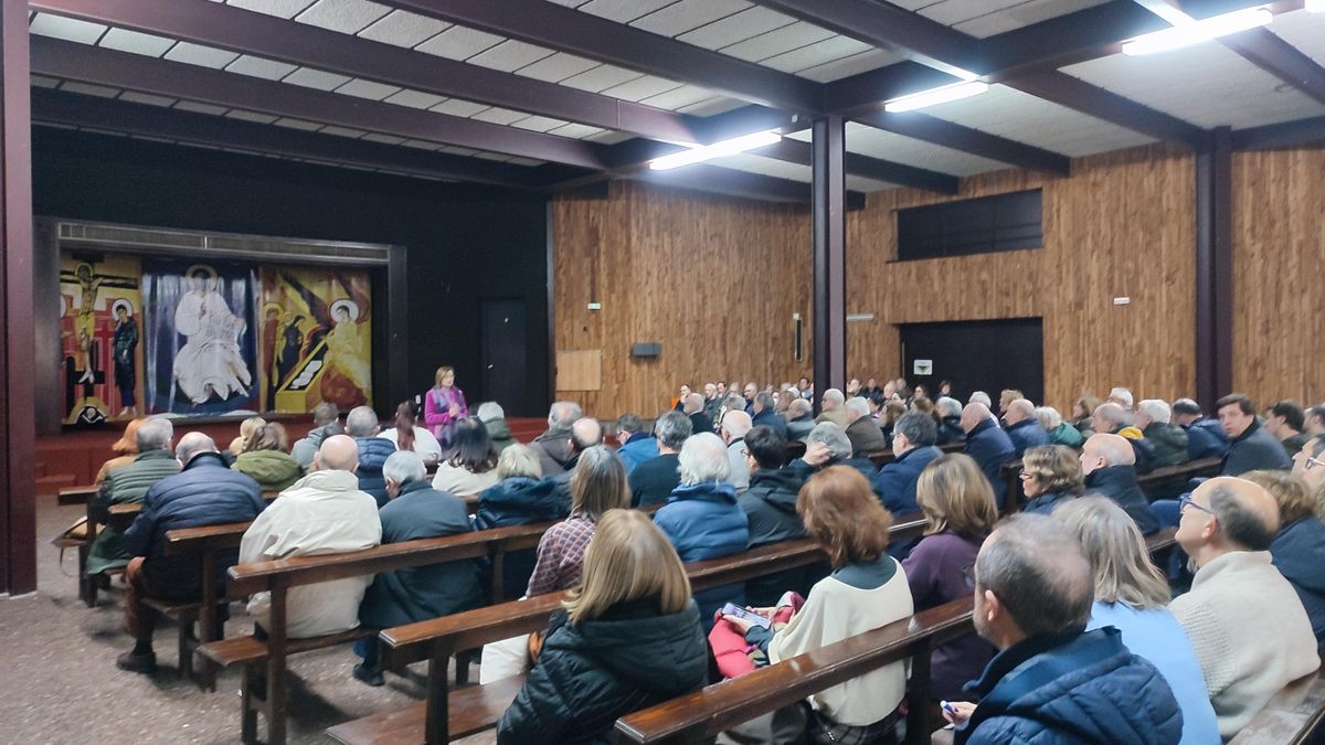 Los vecinos de Vía Hispanidad se reúnen en la Iglesia de Santa Mónica para organizarse contra estos proyectos urbanísticos