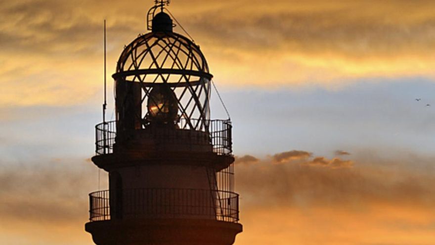 Este faro, construido sobre los restos de una torre del siglo XVI, ilumina esta costa desde hace más de 160 años y hoy lo hace como aerofaro