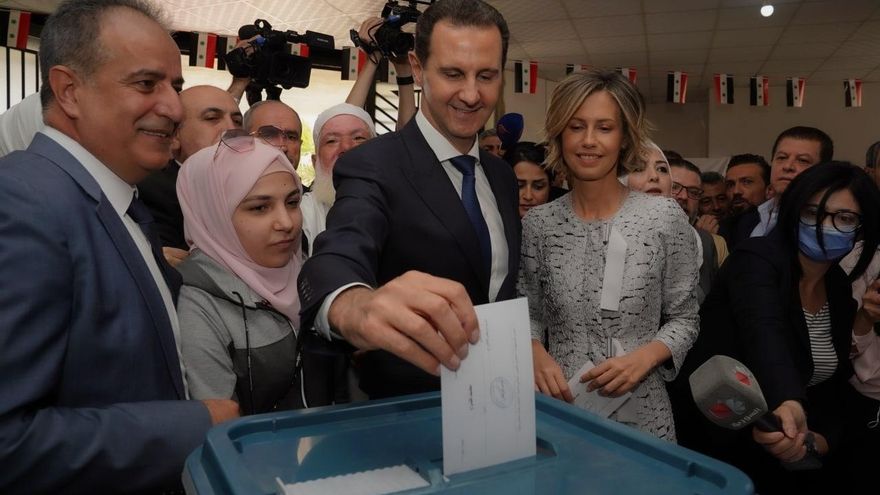 Bashar al-Asad vota en las elecciones celebradas este miércoles a pesar de la condena internacional.