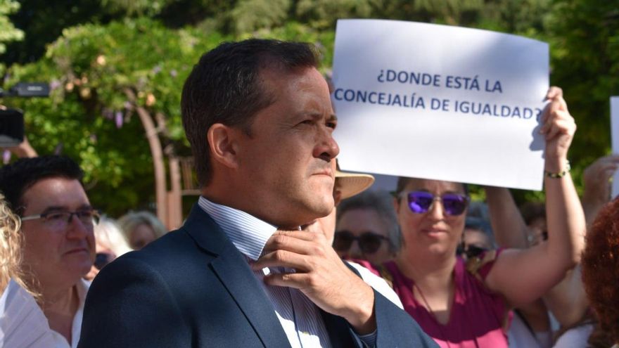La "hipocresía" del alcalde de Toledo que gobierna con Vox: así le han recibido en un acto contra la violencia machista
