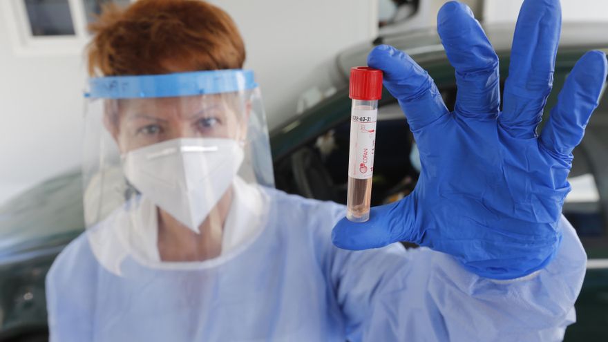 La enfermera Fátima Montero Embil realiza test PCR para la detección del COVID-19 en el "Autocovid" del Hospital Universitario Central de Asturias (HUCA), Oviedo (Asturias).