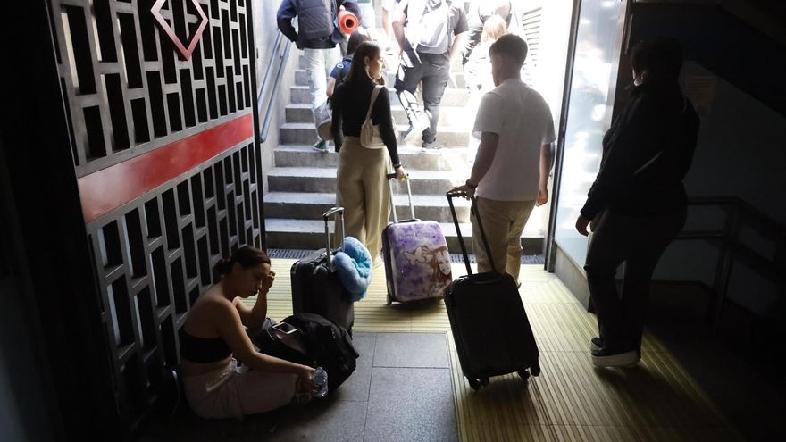 Usuarios del metro de Madrid abandonan la estación de Tribunal tras registrarse un apagón a nivel peninsular este lunes. EFE/Mariscal