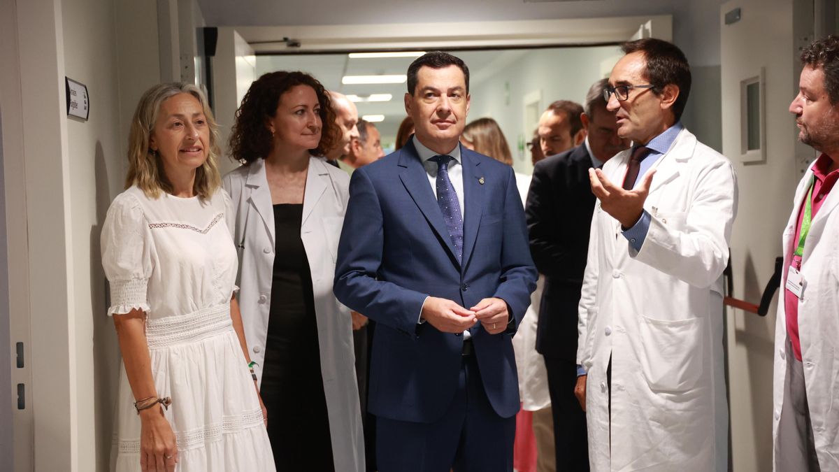 El presidente andaluz, Juanma Moreno, junto a la consejera de Salud, Rocío Hernández, durante la visita este miércoles a la Unidad de Salud Mental del Hospital Virgen del Rocío.
