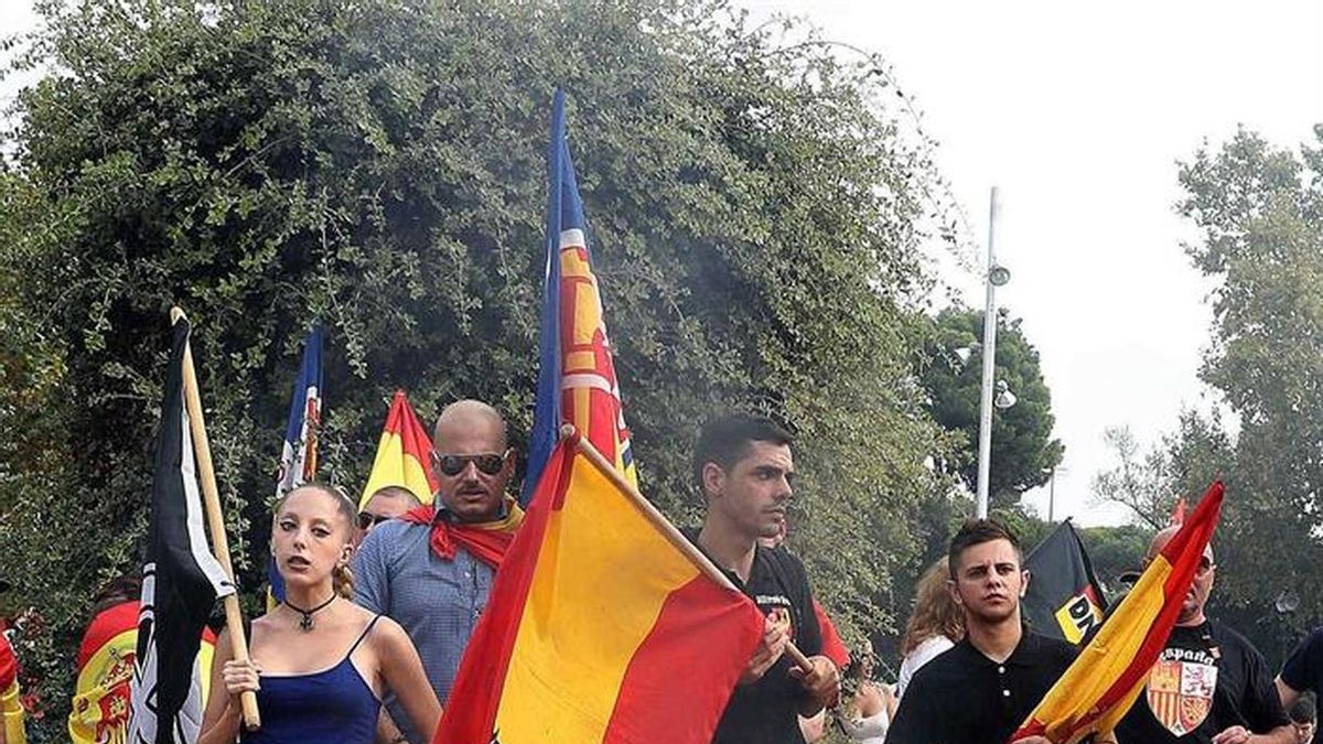 Colectivos de ultraderecha, con banderas preconstitucionales este 12-O en la plaza de Sant Jordi, en Barcelona