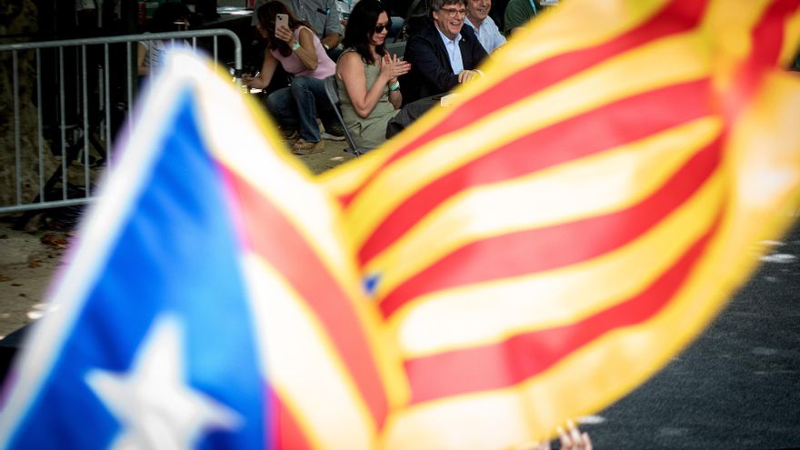 Puigdemont junto a su mujer antes del discurso