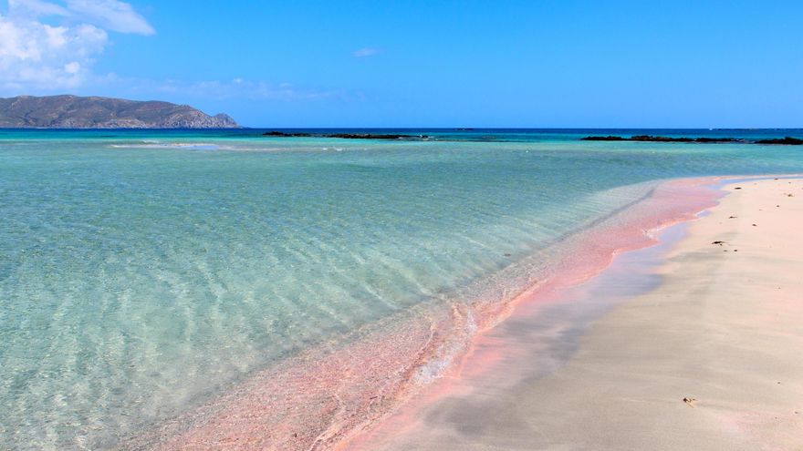 La playa de arena rosa que está a solo 2 horas de España