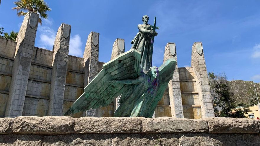 Monumento a Franco pintado de violeta. (Zenia Daswani)
