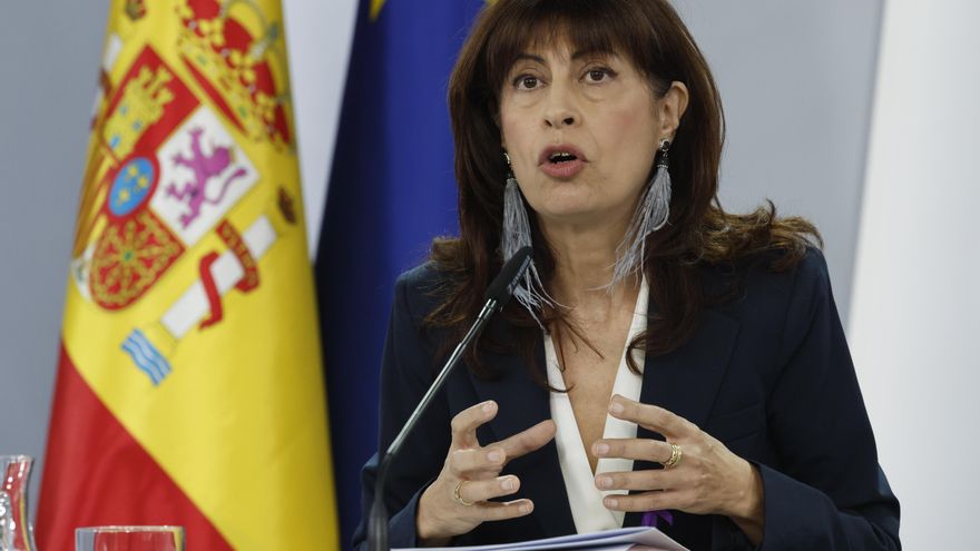 La ministra de Igualdad, Ana Redondo, a su llegada a la rueda de prensa posterior a la reunión del Consejo de Ministros, este martes, en el complejo del Palacio de La Moncloa. EFE/ Zipi