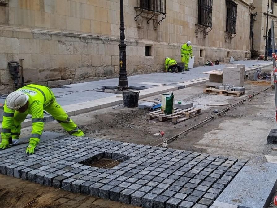 Adoquines diferentes en la esquina de la calle Ancha con Ruíz de Salazar, en el torno de la sede de la Diputación.