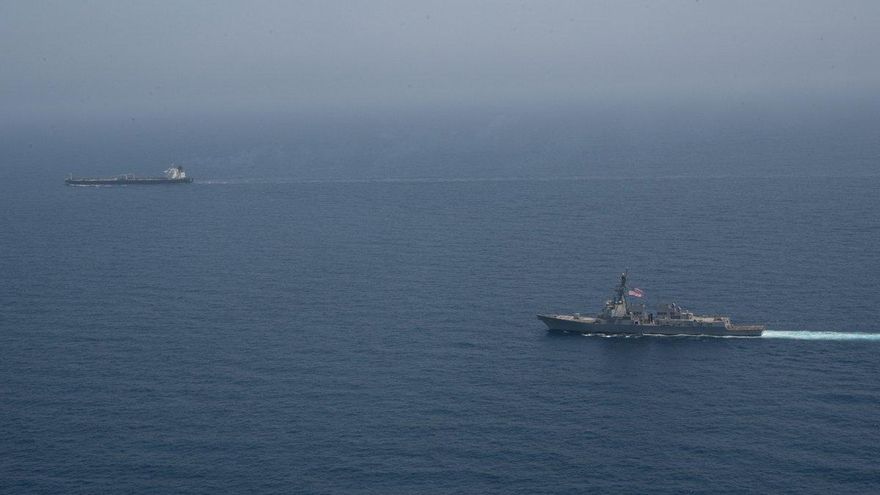 Buques con bandera de EEUU 'patrullan' en estrecho de Ormuz.