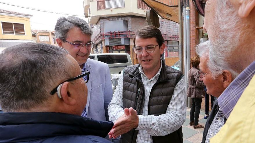 Rubén Cacho / ICAL El candidato a la Presidencia de la Junta, Alfonso Fernández Mañueco, pasea por las calles de Valencia de Don Juan junto al alcalde de la localidad, Juan Martínez Majo.