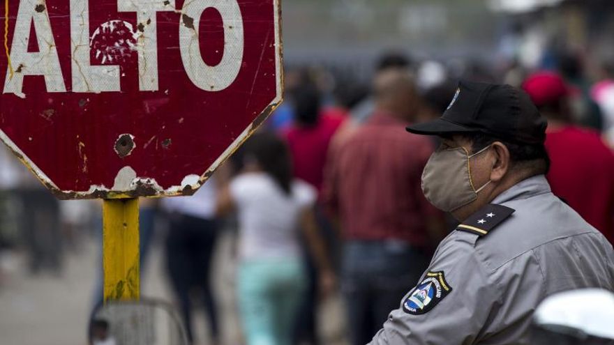 Agentes del sistema penitenciario de la cárcel conocida como “La Modelo” forman un cordón de seguridad tras el anuncio de excarcelación de presos y la aglomeración de familiares que los esperan este miércoles, en la ciudad de Tipitapa (Nicaragua).