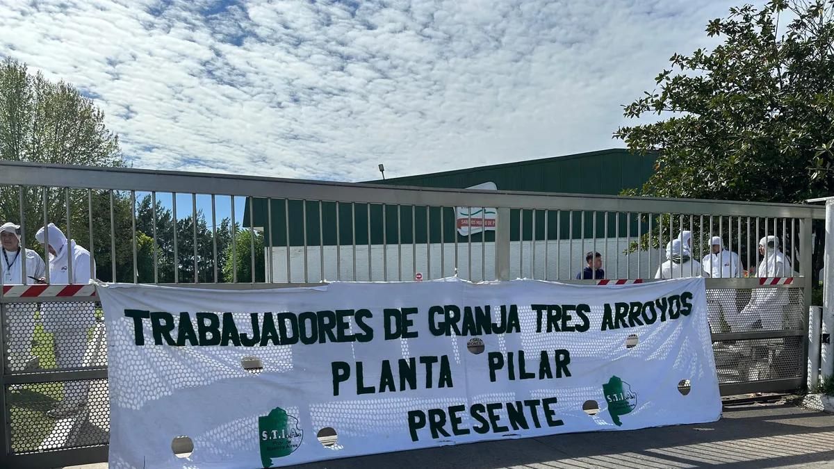 La principal avícola del país acumula salarios impagos y los trabajadores paralizan la actividad
