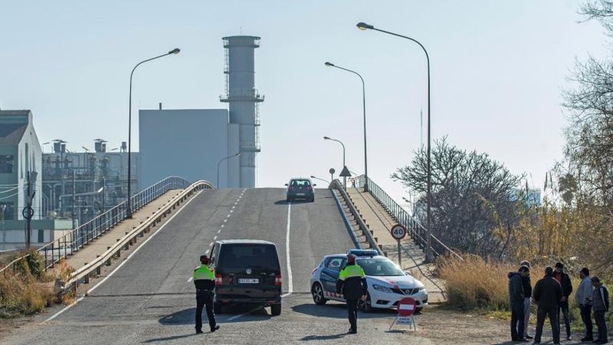 Un grupo de trabajadores permanecen junto a un control de los Mossos d'Esquadra a la entrada de la empresa IQOXE, donde se produjo el grave accidente, hoy jueves, cuando la Inspección de Trabajo de Cataluña ha desvelado que IQOXE, la empresa donde explotó anteayer un depósito de óxido de etileno, ha recibido en los últimos años cuatro sanciones, que oscilan entre los 2.000 y los 8.000 euros, por diversos incumplimiento de normativa, y ha avanzado una investigación a fondo sobre este accidente.