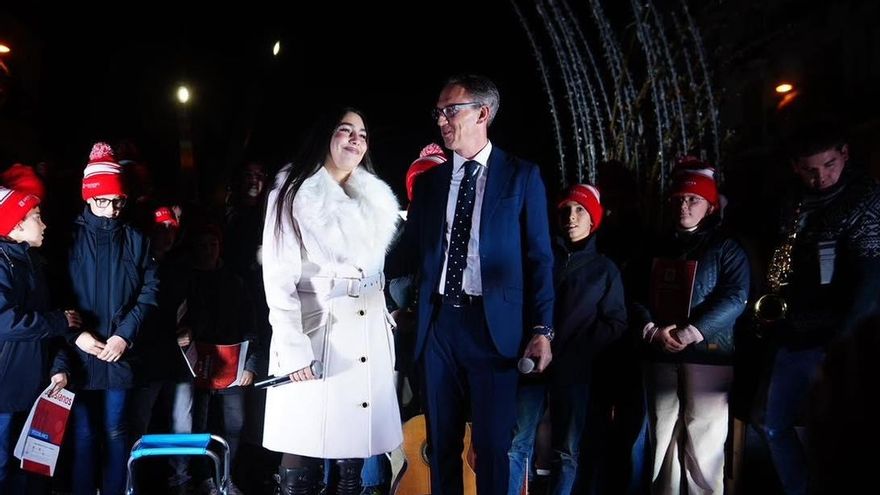María José Llergo junto al alcalde de Pozoblanco, Santiago Cabello.