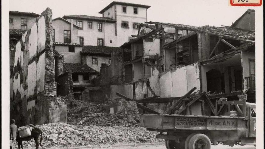 "Potes, la mártir. Edificios, totalmente destruidos". 5-9-37.