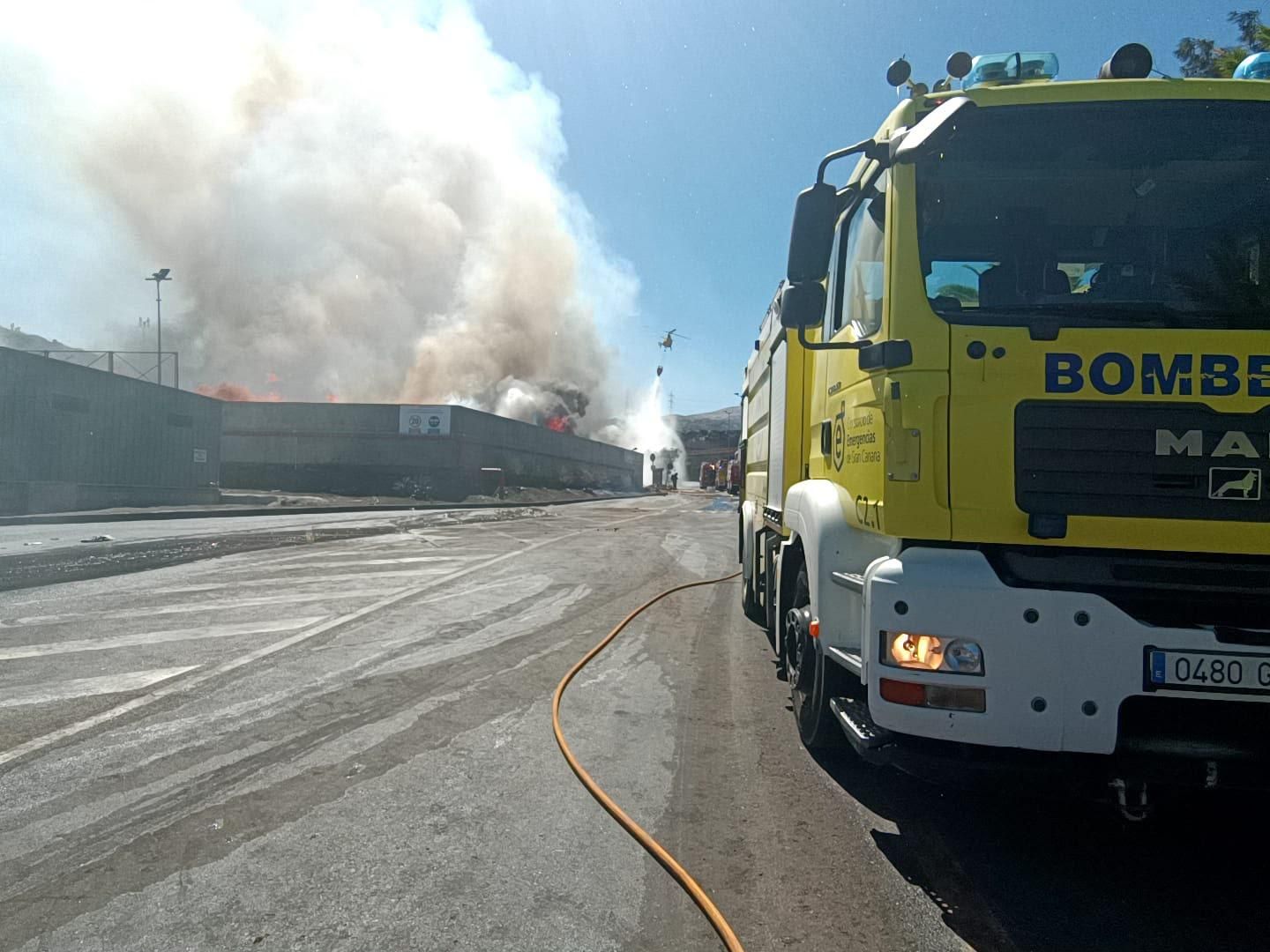 Un helicóptero de Medio Ambiente interviene en el incendio en el Ecoparque Gran Canaria Sur, este viernes por la tarde.