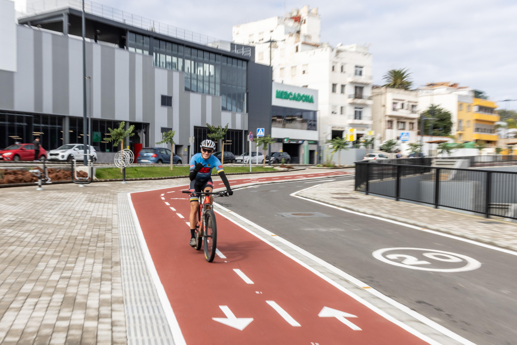 Paseo peatonal con carril bici de Santidad, en Arucas.
