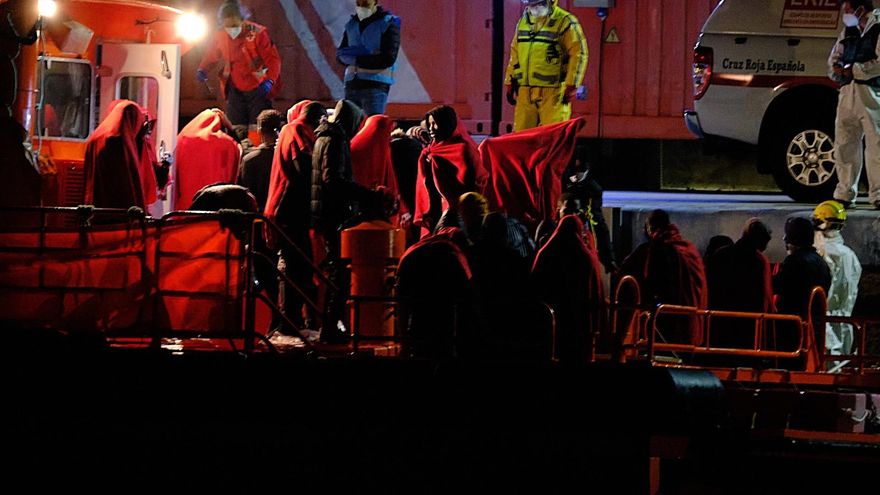 Salvamento Marítimo ha rescatado este sábado una lancha neumática con 55 migrantes subsaharianos a bordo, dos de ellos fallecidos. EFE/Javier Melián