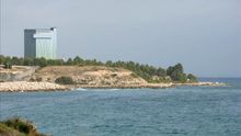 Sarcófago que cubre la antigua central nuclear de Vandellós I, en Tarragona.