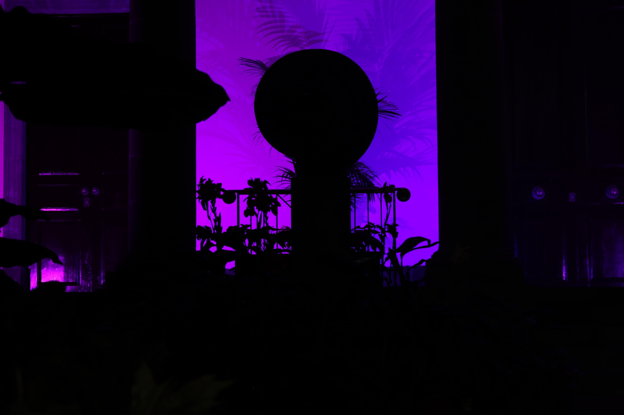 Fachada del Parlamento de Canarias iluminada de color púrpura este lunes 27 de enero, con motivo del Día Internacional de la Memoria del Holocausto y la Prevención de los Crímenes contra la Humanidad.