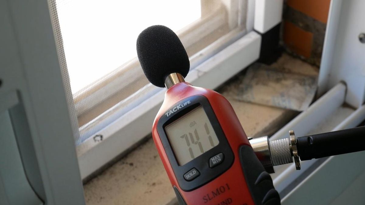 Un sonómetro midiendo el ruido de la autopista desde una ventana de la casa de Alcalde. El volumen llega casi hasta los 76db