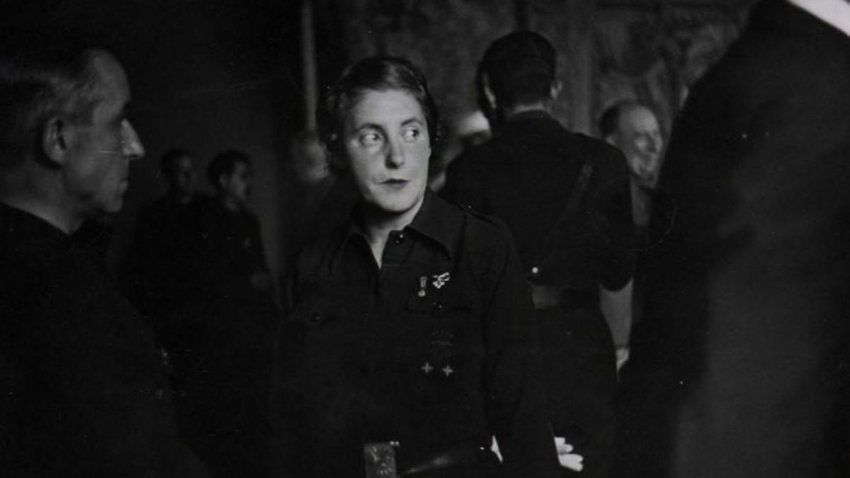Pilar Primo de Rivera, Delegada Nacional de la Sección Femenina, en un homenaje a Franco en Burgos. 1938.