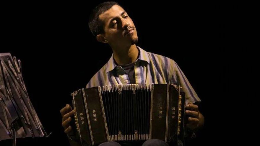 Santiago Arias y un bandoneón que mama del NOA y gira por el mundo