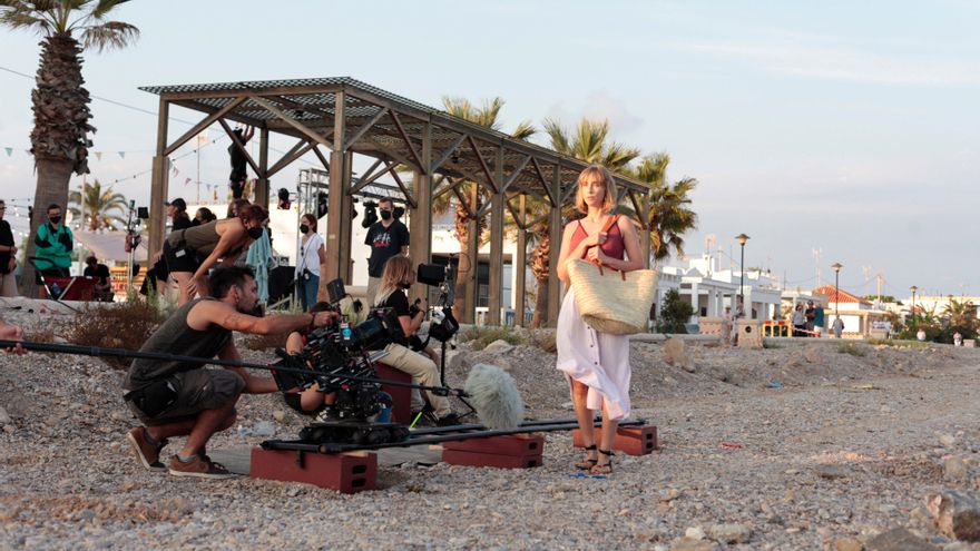 Un momento del rodaje de la cinta 'Nosotros no nos mataremos con pistolas'.