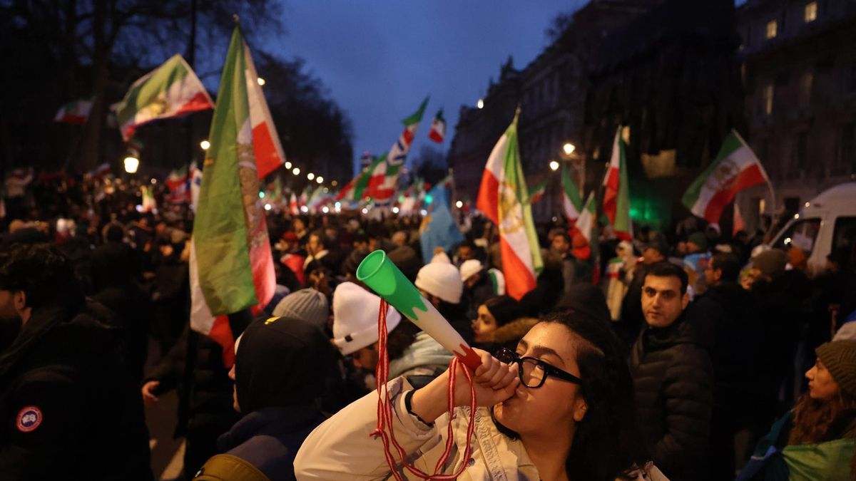 Manifestantes en apoyo a las protestas de Irán, en Reino Unido, el 11 de enero