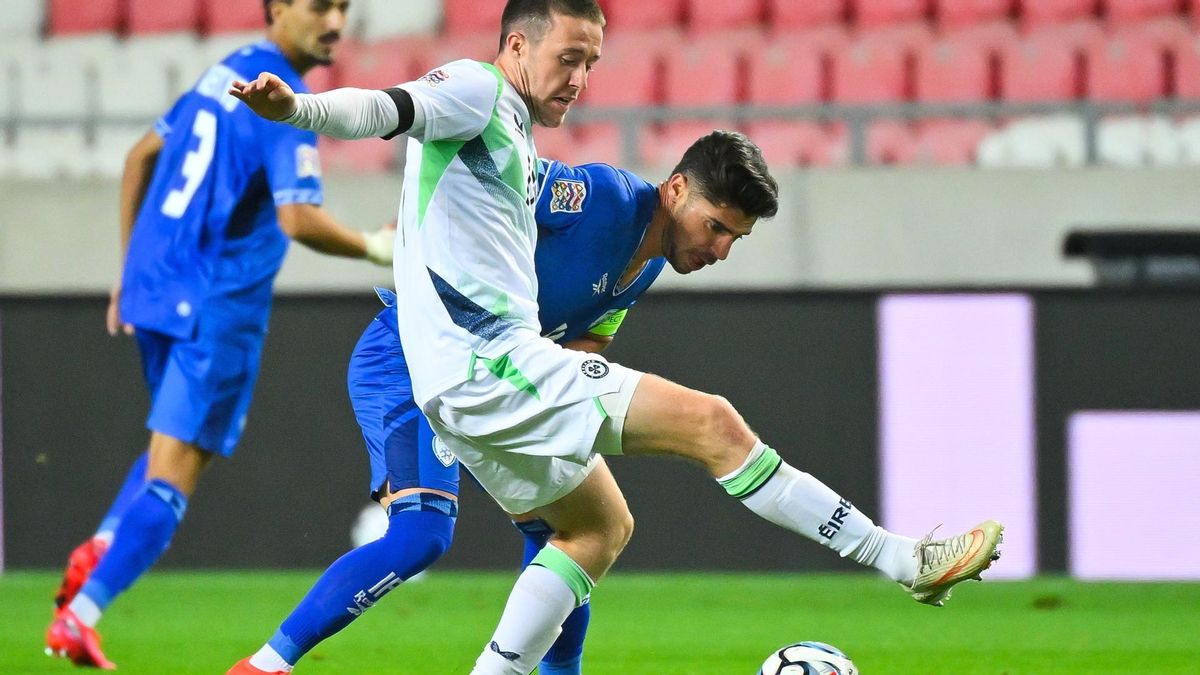El jugador israelí Manor Solomon (de azul) y el irlandés Jack Moylan (blanco y verde), durante el partido de la Liga de Naciones de la UEFA en Hungría, el pasado domingo.