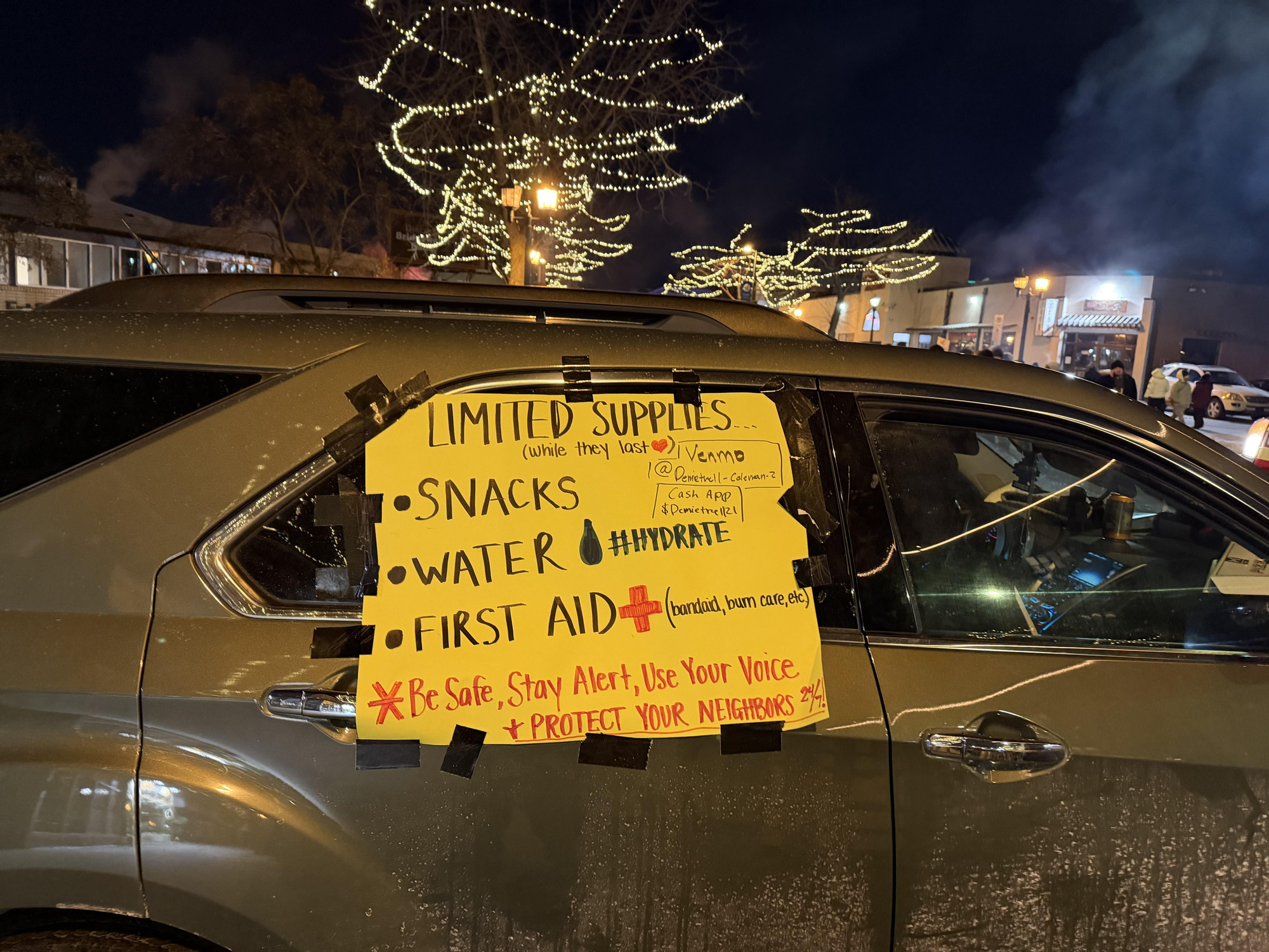 Víveres para las personas que protestan junto al lugar donde fue asesinado Alex Pretti, en Minneapolis, el 24 de enero de 2026.