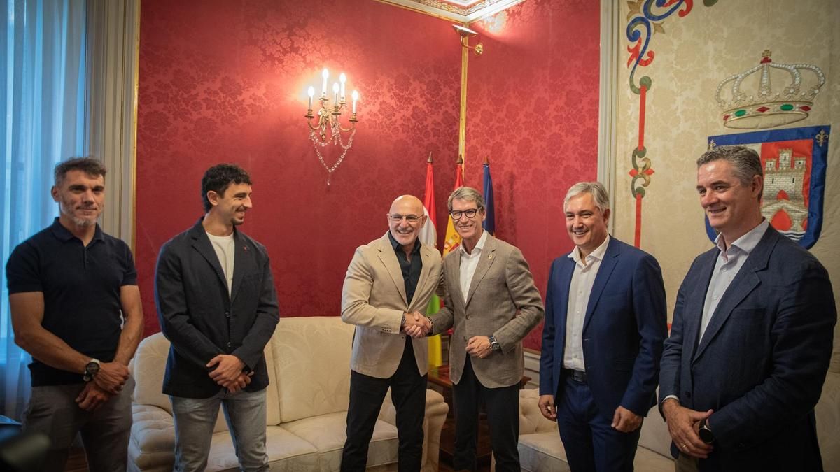 El presidente del Gobierno de La Rioja, Gonzalo Capellán, junto al consejero de Cultura, Turismo, Deporte y Juventud, José Luis Pérez Pastor, y el director general de Deporte y Juventud, Diego Azcona, recibe al seleccionador nacional de fútbol y vigente campeón del mundo, el riojano Luis de la Fuente.