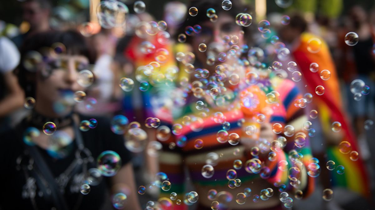 Pompas de jabón en la manifestación del Orgullo.