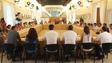 Alcaldes de IULV-CA durante el intento de encierro en el Parlamento andaluz para exigir a la Junta el pago de los planes de empleo