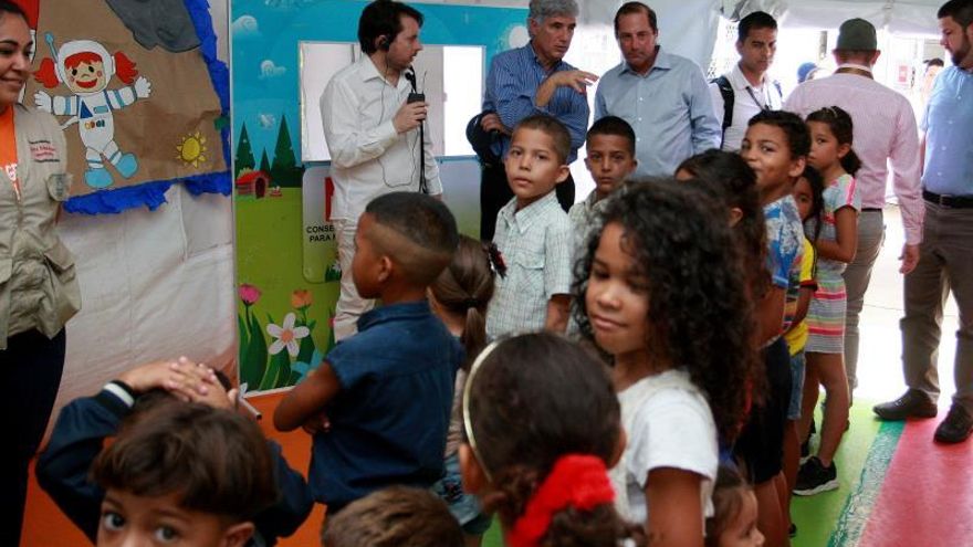 El ministro de Salud de Colombia, Juan Pablo Uribe (2-i) habla con el secretario de Salud de Estados Unidos, Alex M. Azar (3-i) en el centro atención de la Cruz Roja este lunes en Cúcuta (Colombia).