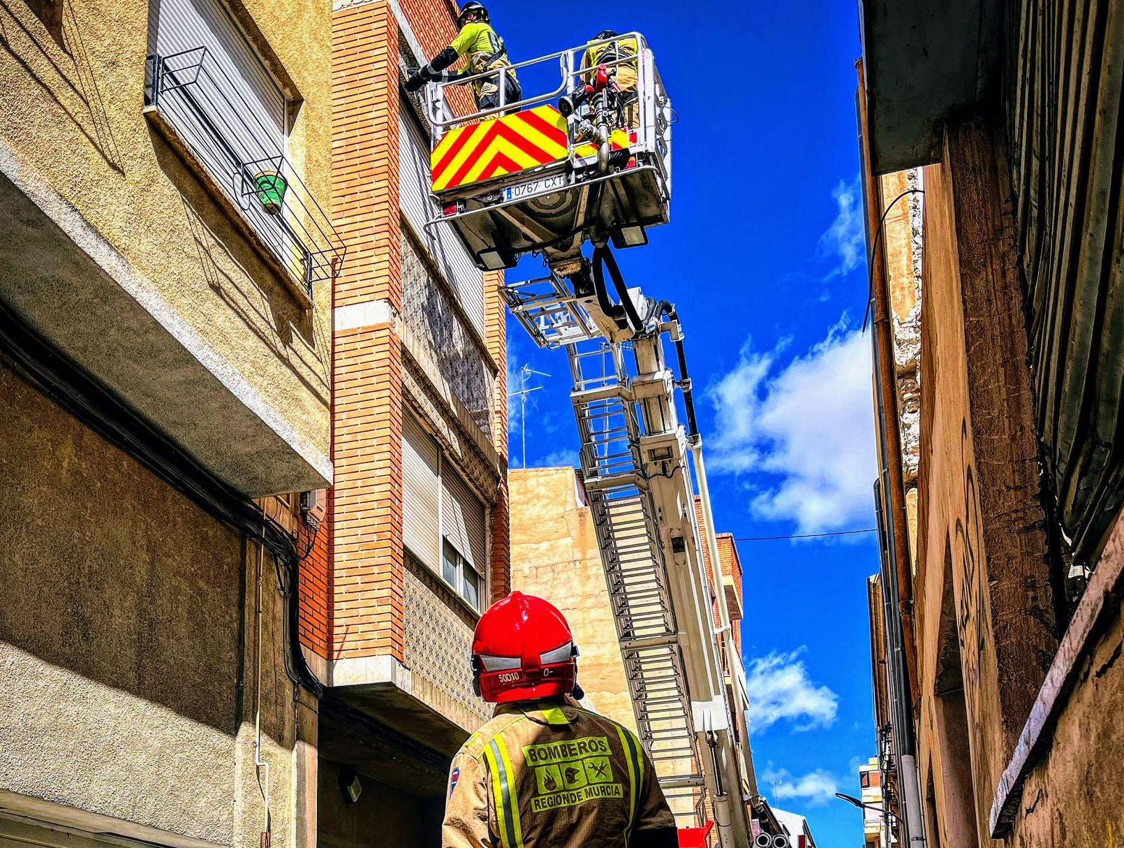 Bomberos de la Región de Murcia acuden a un incendio en un edificio.