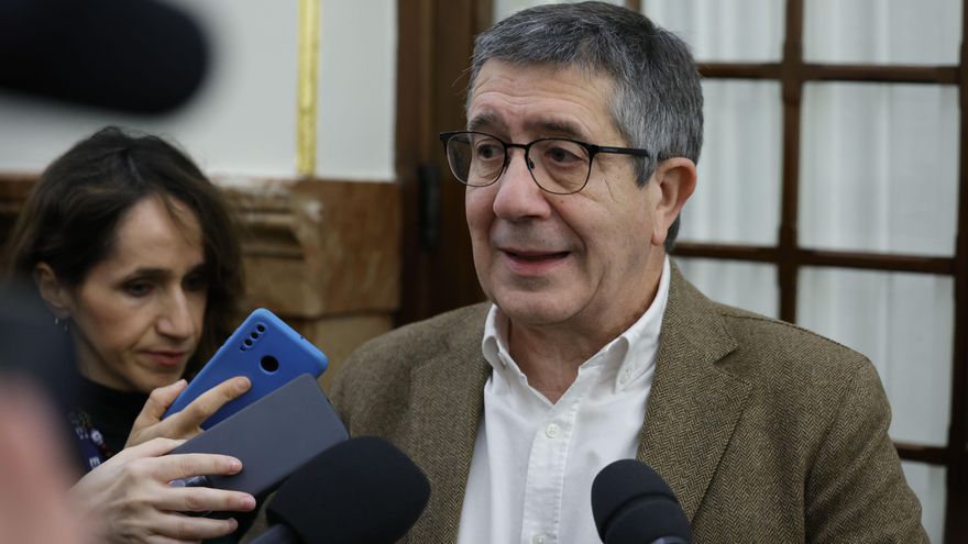 El portavoz parlamentario del PSOE, Patxi López, en declaraciones a los medios a su llegada al pleno que este jueves celebra el Congreso. EFE/ Zipi Aragon