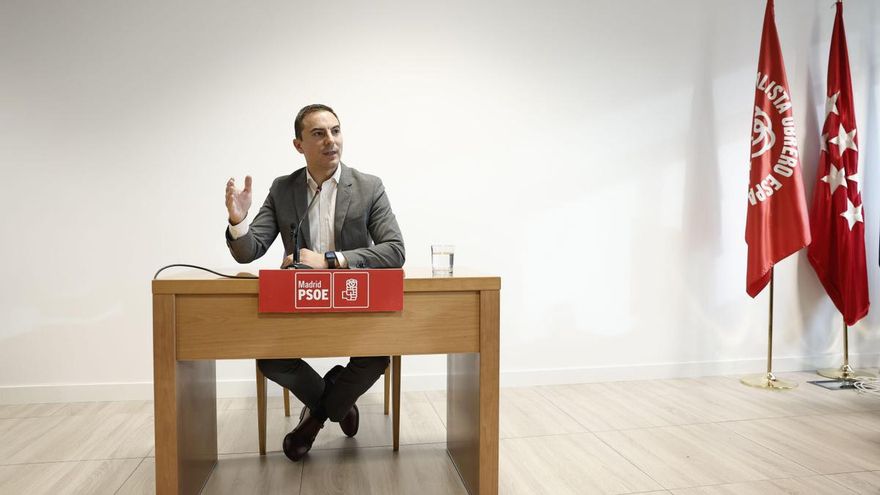 El secretario general del PSOE-M, Juan Lobato, durante su comparecencia este martes ante los medios en la Asamblea de Madrid