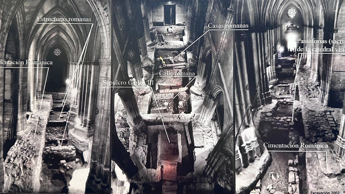 Fotografía de información durante las excavaciones en la Catedral de Pamplona en donde se señala el sepulcro de Carlos III y, debajo, parte de la cripta