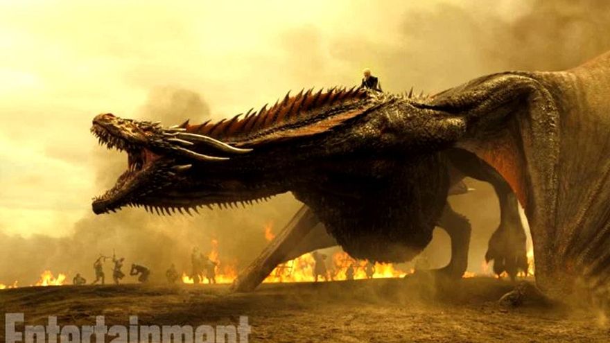 Daenerys (Emilia Clarke) sobre Drogon en 'Juego de Tronos'