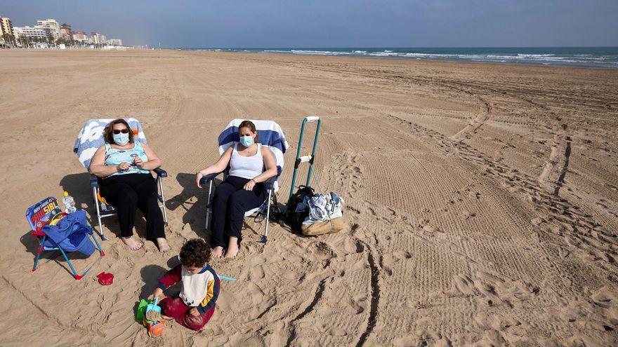 La Comunitat Valenciana propone no usar la mascarilla al tomar el sol en la playa
