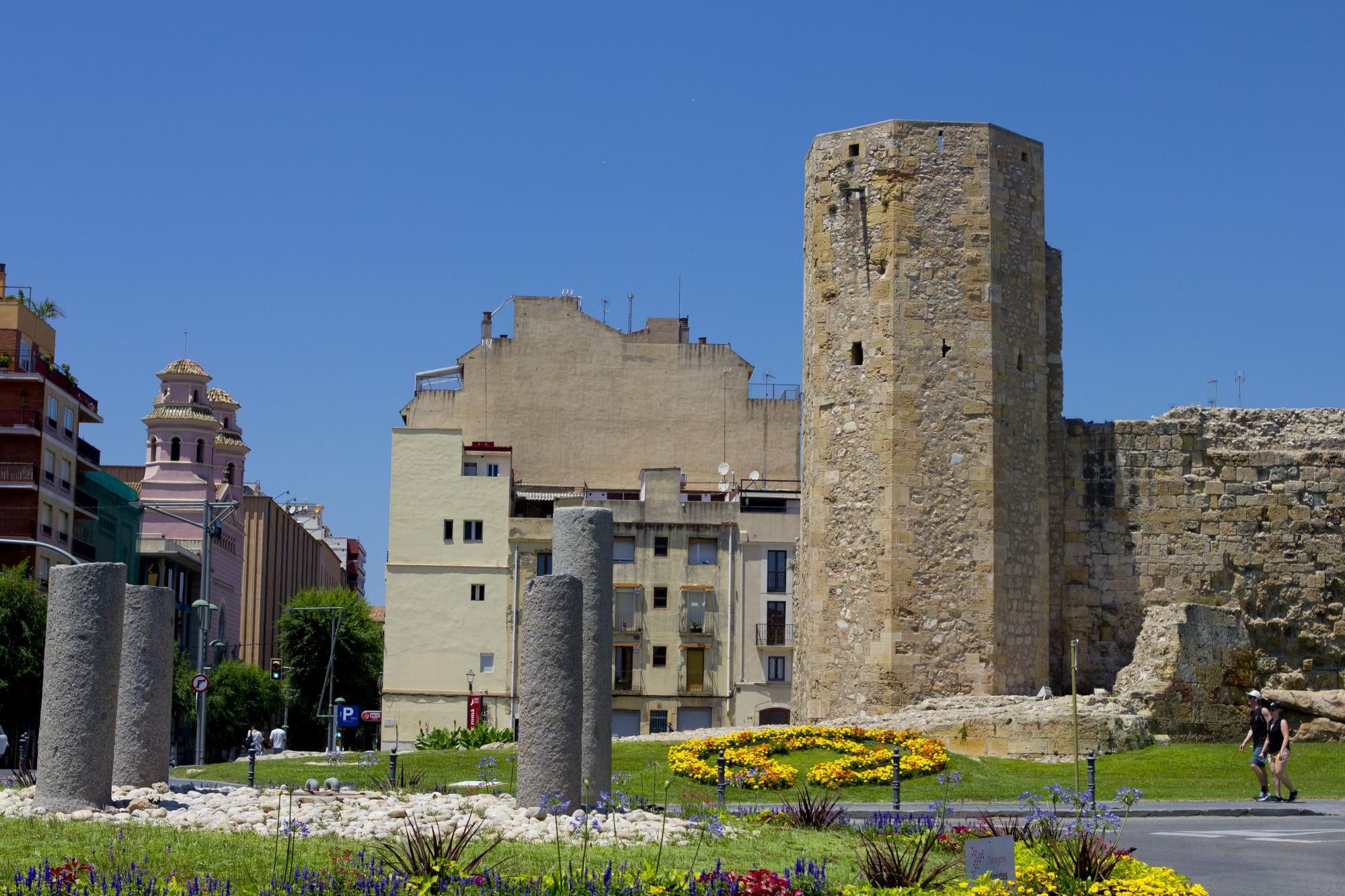 La Torre de Les Monges, apoyada en muros romanos, servía de límite de la ciudad medieval.