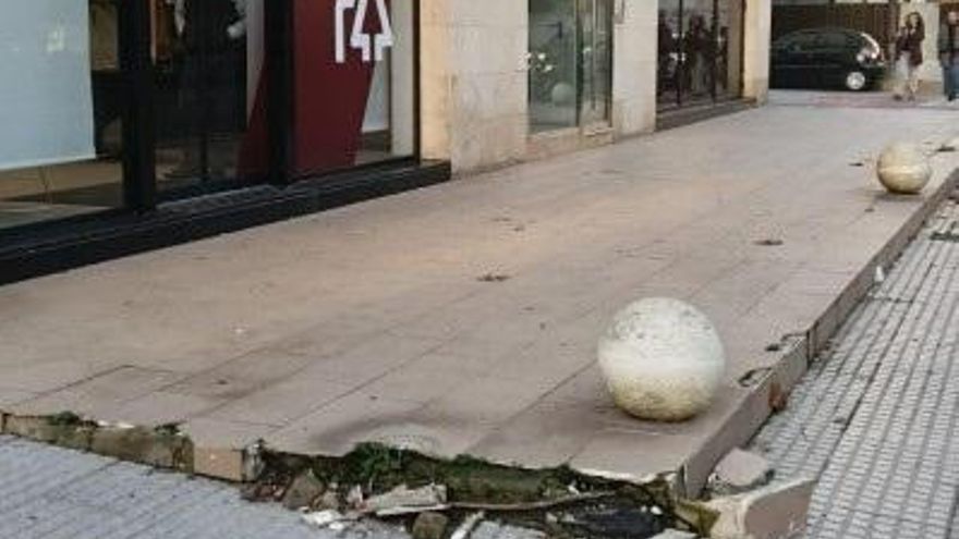 Daños materiales causados por el conductor en una de las aceras.