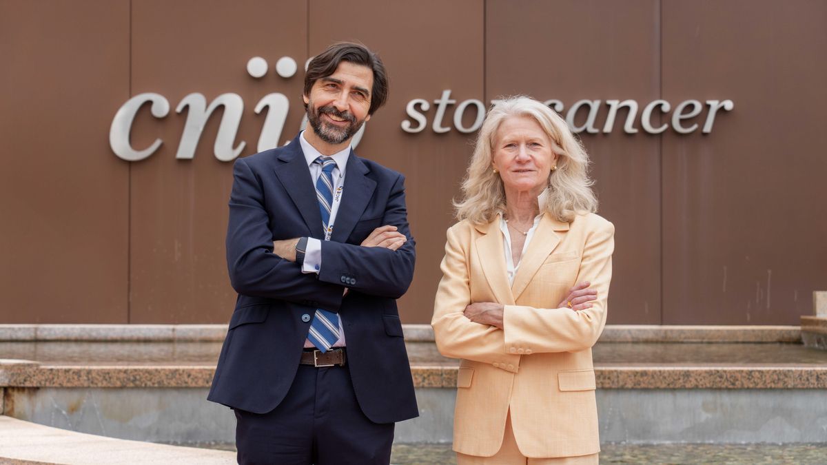 Antonio Pérez Martínez y Megan Sykes, durante una visita al CNIO.