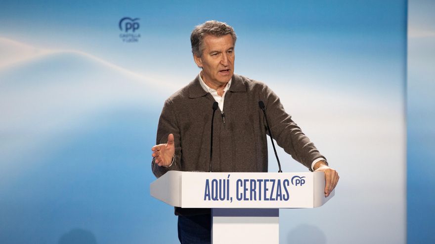 El presidente del Partido Popular, Alberto Núñez Feijóo, durante un acto de campaña, a 28 de febrero de 2026, en Ávila, Castilla León (España).