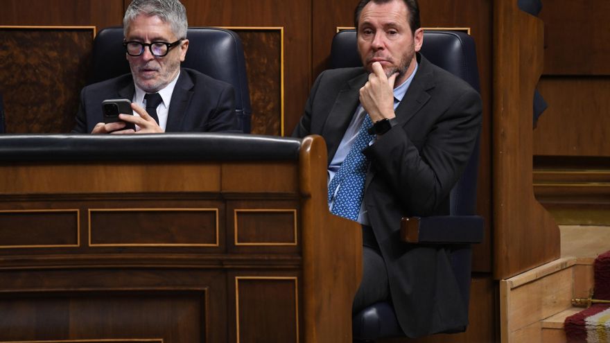 Archivo - El ministro de Interior, Fernando Grande-Marlaska (i) y el ministro de Transportes y Movilidad Sostenible, Óscar Puente, durante una sesión plenaria, en el Congreso de los Diputados, a 7 de mayo de 2025, en Madrid (España).