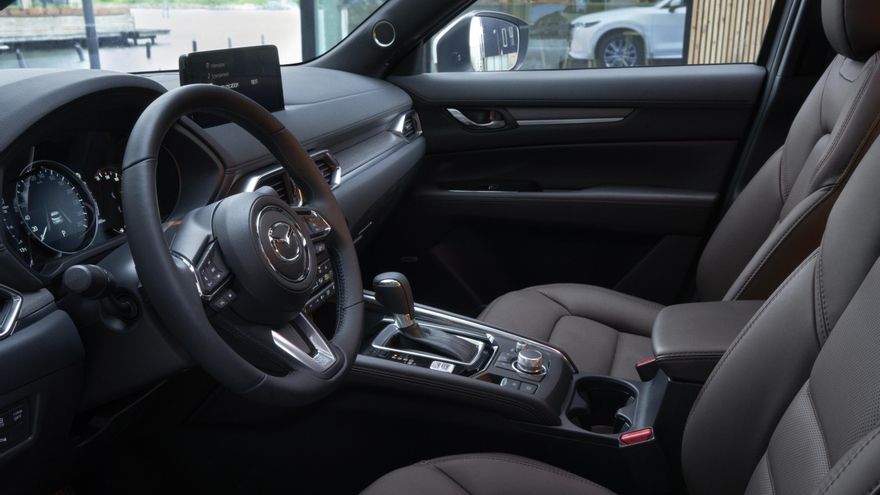 El CX-5 estrena bandeja de carga inalámbrica para móviles.