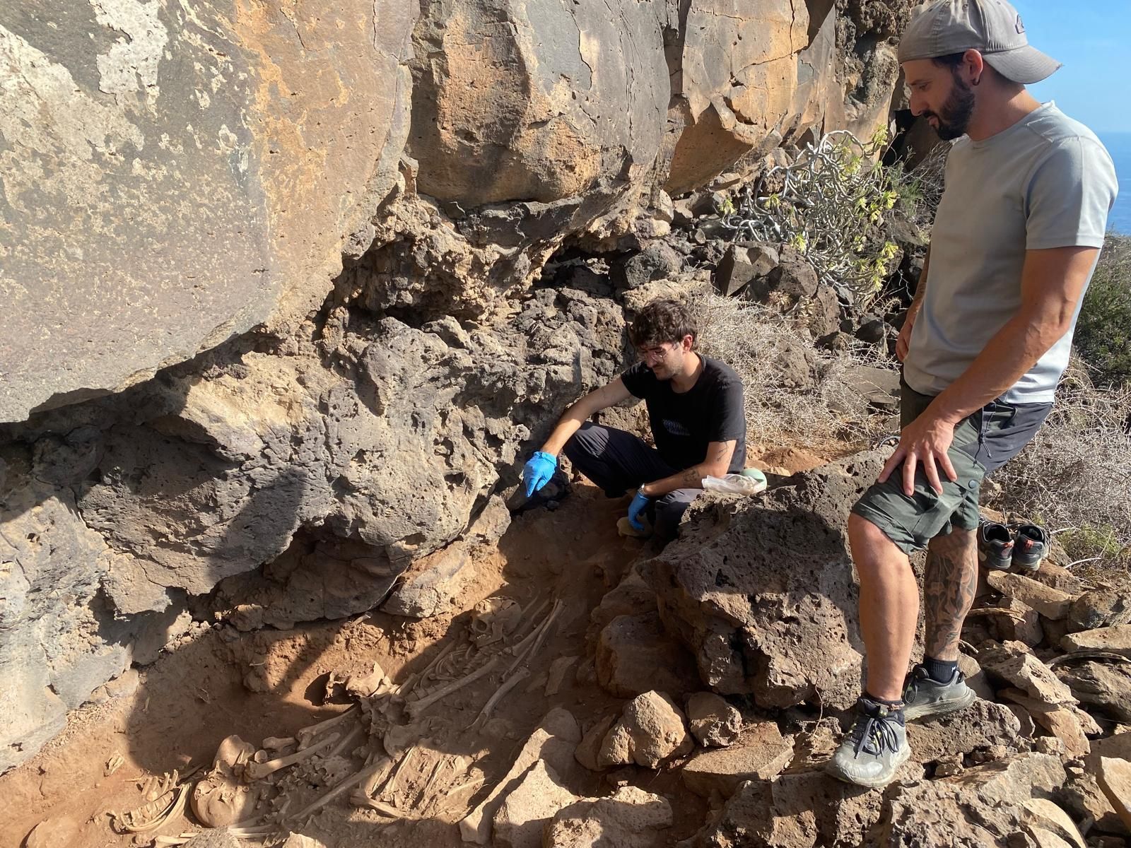 Dos arqueólogos junto a una de las tumbas excavadas en la necrópolis de Ayraga, en el norte de Gran Canaria.